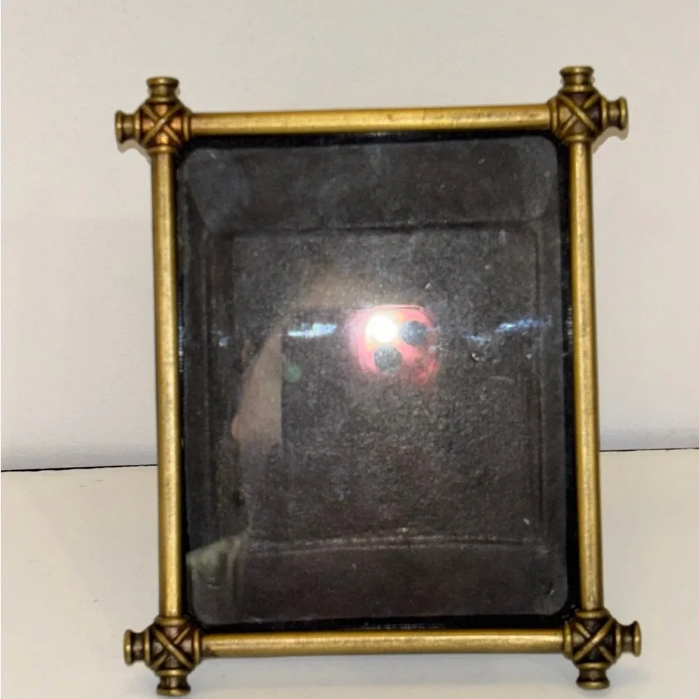 Metal picture frame decor